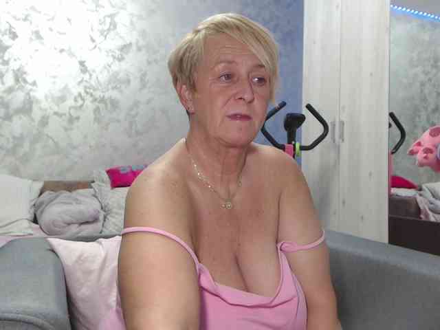 LovePinkLilli webcam