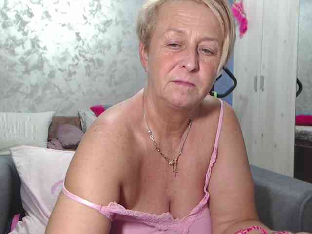 LovePinkLilli webcam