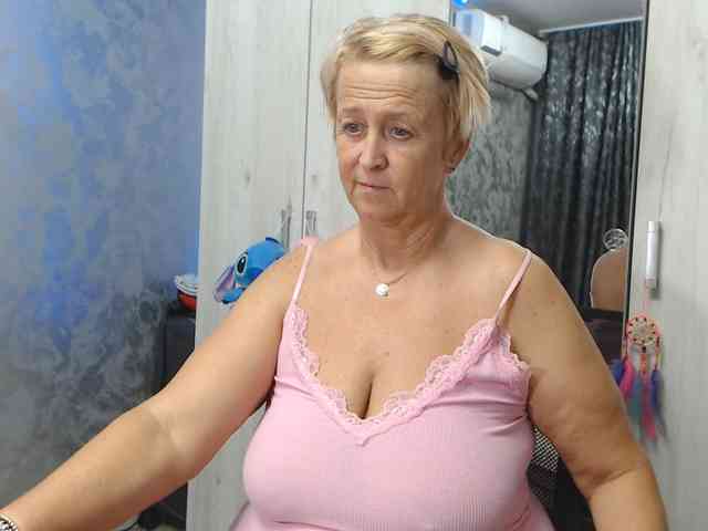 LovePinkLilli webcam