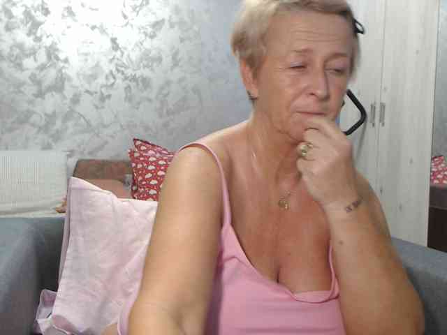 LovePinkLilli webcam
