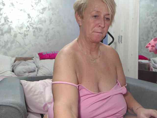 LovePinkLilli webcam