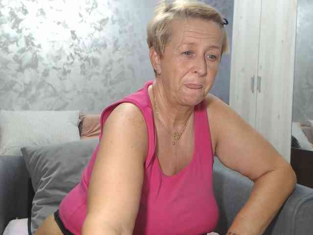LovePinkLilli webcam