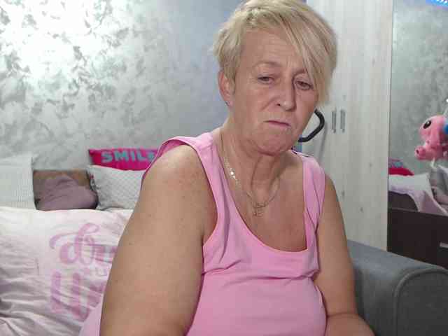 LovePinkLilli webcam