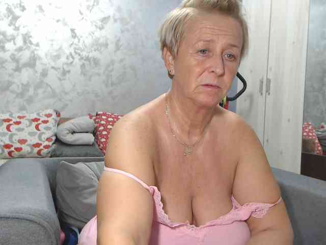 LovePinkLilli webcam