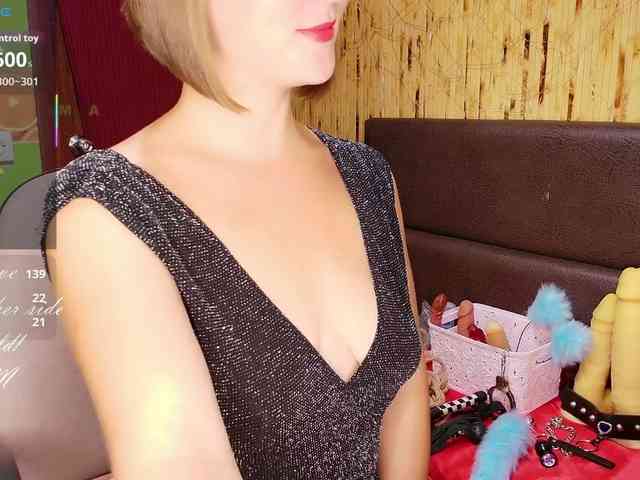 Meghan-M webcam