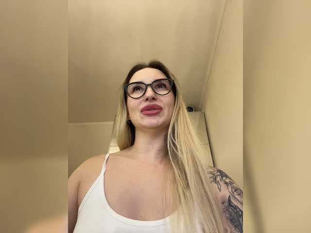 le modèle FetishTeacher est en webcam porno dans un show sur le site bongacams, il possède les tags suivants: White/Caucasian,Blonde,Hairy
