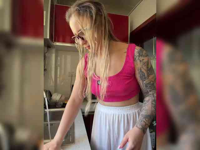 This model is live right now. Miss-Fetish