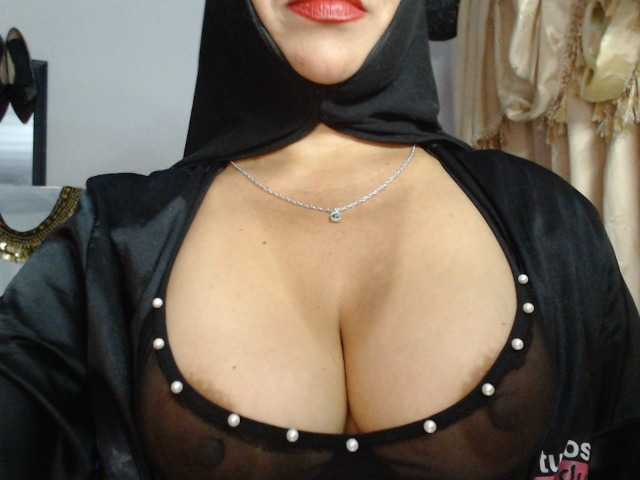 nadia-abaud live cam on BongaCams