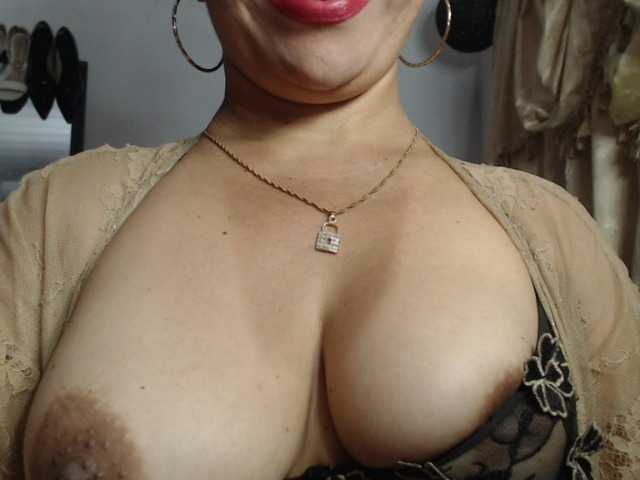 nadia-abaud live cam on BongaCams