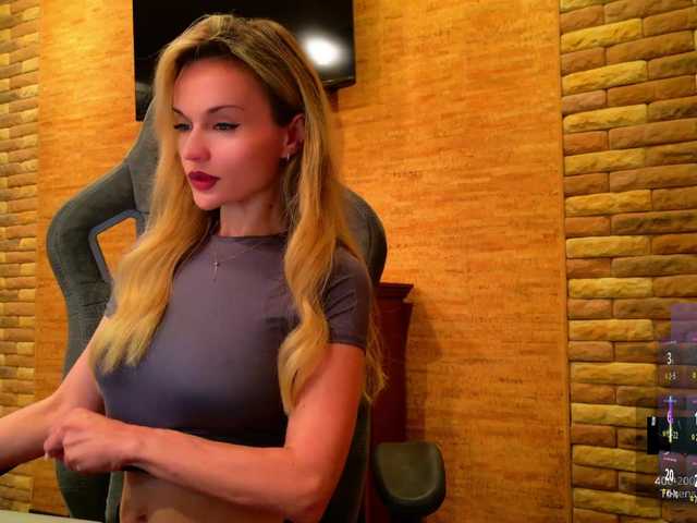 HollyQueen live cam on BongaCams