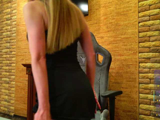 HollyQueen live cam on BongaCams