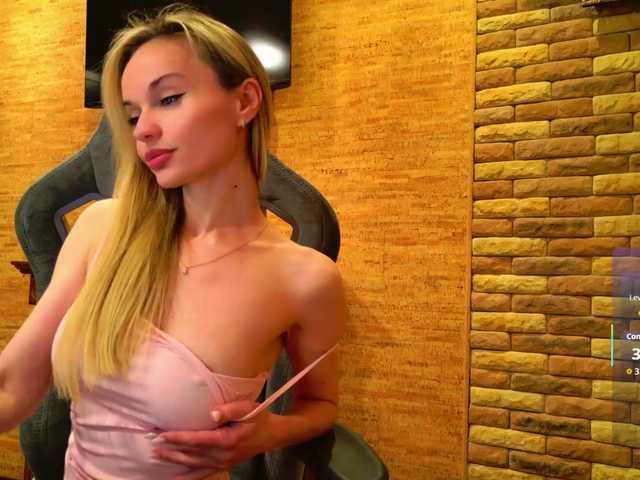 HollyQueen live cam on BongaCams
