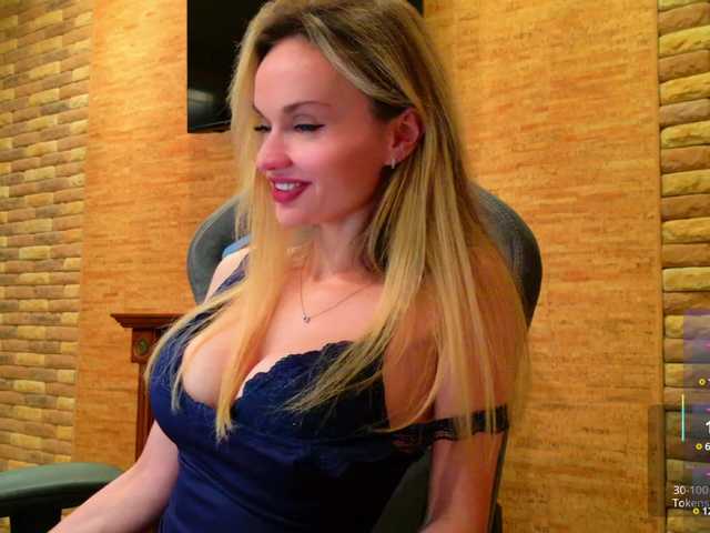 HollyQueen live cam on BongaCams
