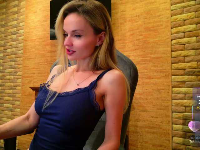HollyQueen live cam on BongaCams