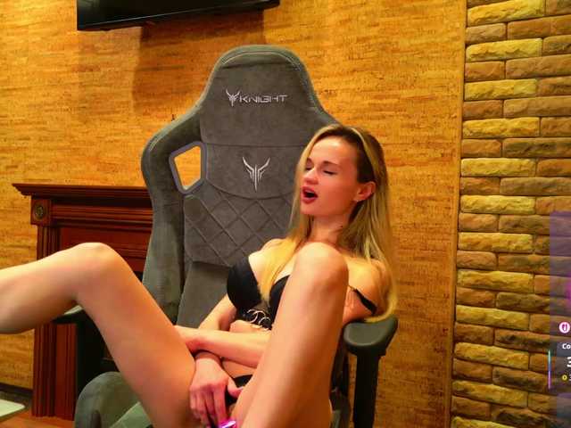 HollyQueen live cam on BongaCams