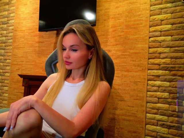 модель HollyQueen