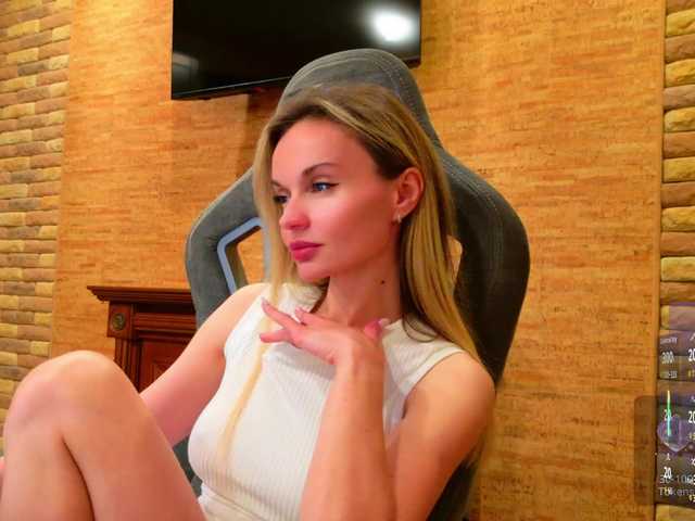 HollyQueen live cam on BongaCams