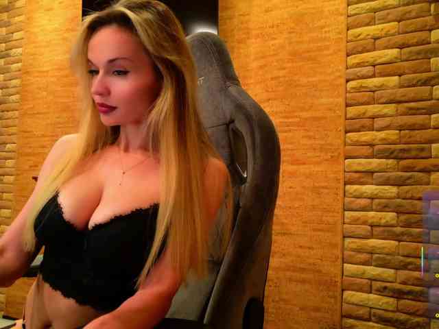 HollyQueen Live Webcam on BongaCams