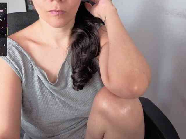 Giselle-moon webcam