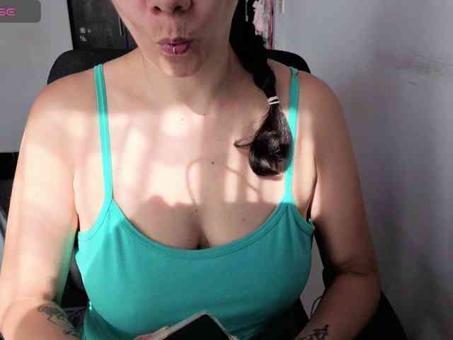 Giselle-moon webcam