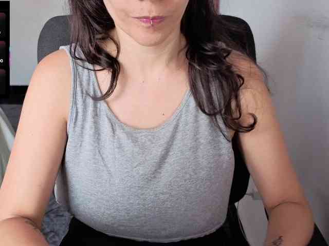 Giselle-moon webcam