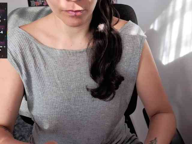 Giselle-moon webcam