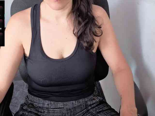 Giselle-moon webcam