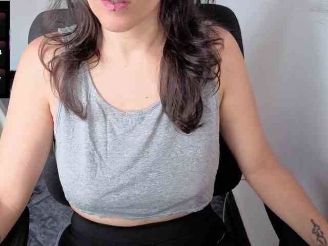 Giselle-moon webcam
