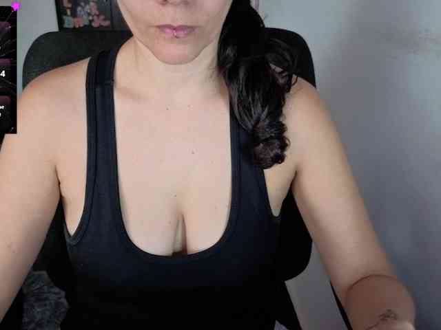 Giselle-moon webcam