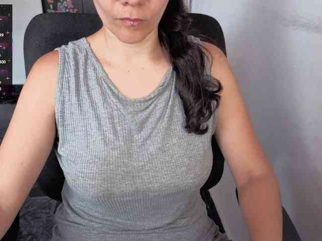 Giselle-moon webcam