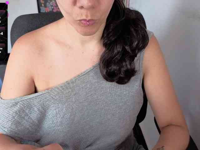Giselle-moon webcam