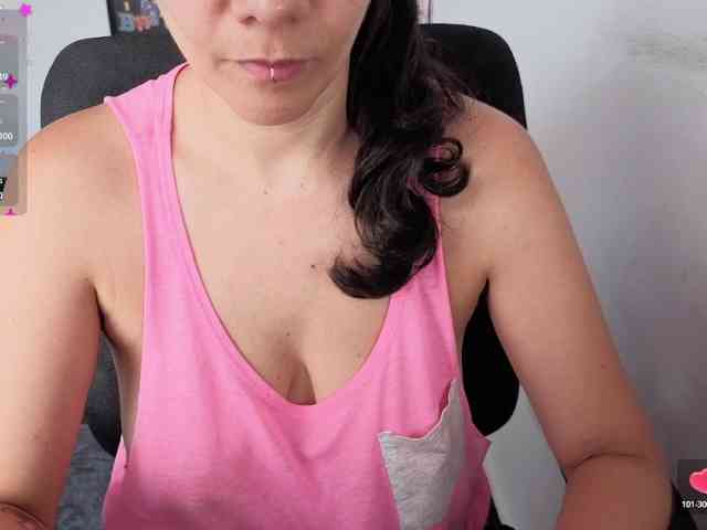 Giselle-moon webcam