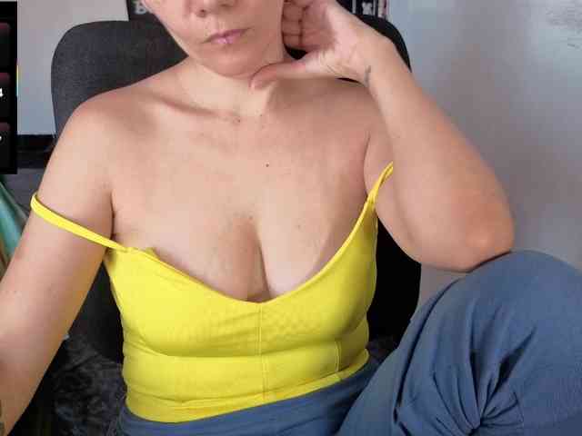Giselle-moon webcam