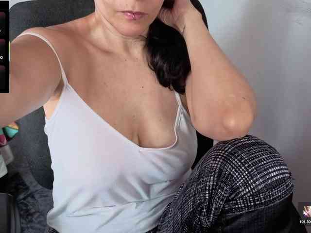 Giselle-moon webcam