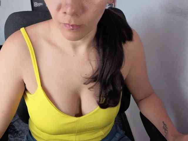 Giselle-moon webcam