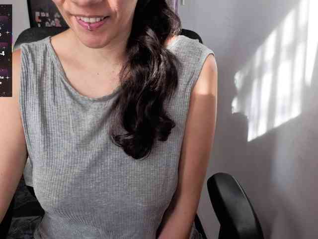 Giselle-moon webcam