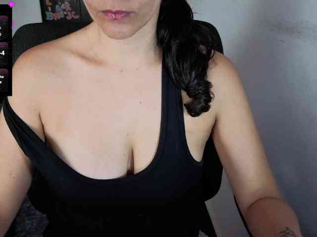Giselle-moon webcam