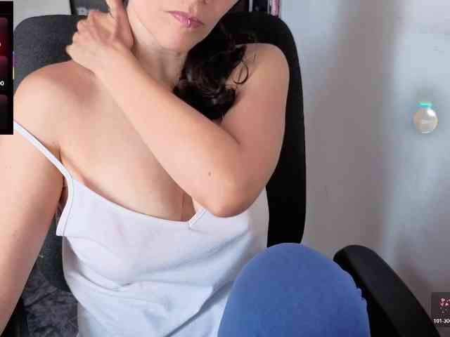 Giselle-moon webcam