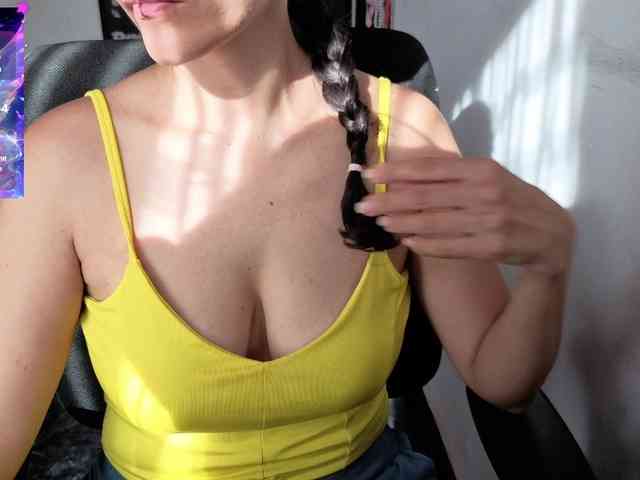 Giselle-moon webcam