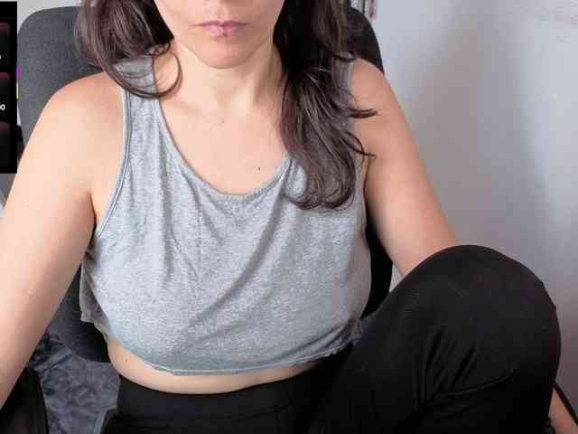 Giselle-moon webcam