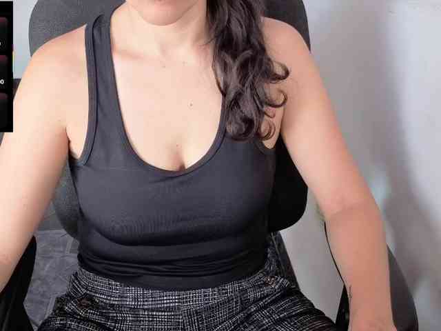 Giselle-moon webcam