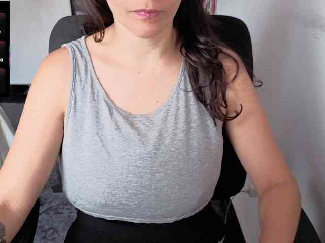 Giselle-moon webcam