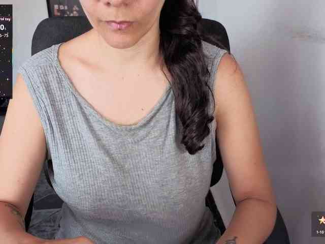 Giselle-moon webcam