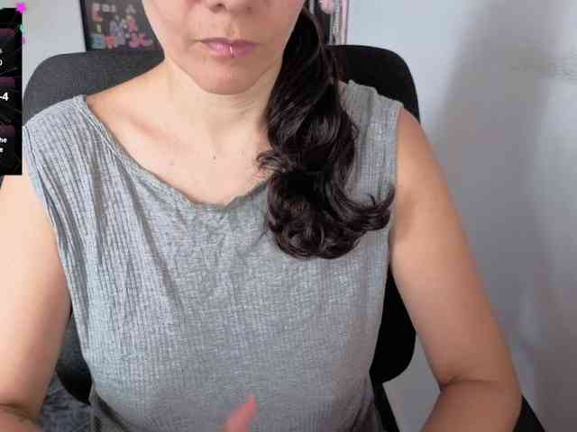 Giselle-moon webcam