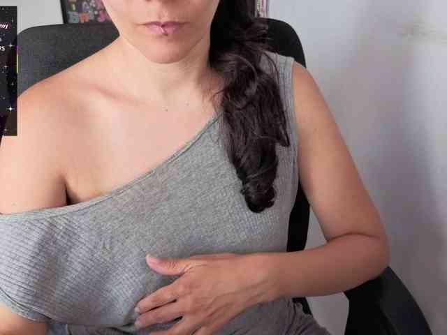 Giselle-moon webcam