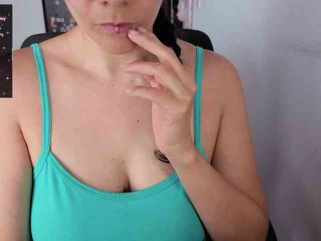 Giselle-moon webcam
