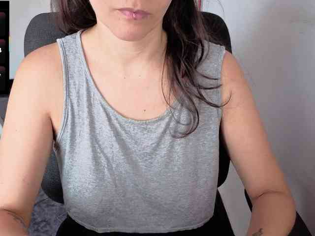 Giselle-moon webcam