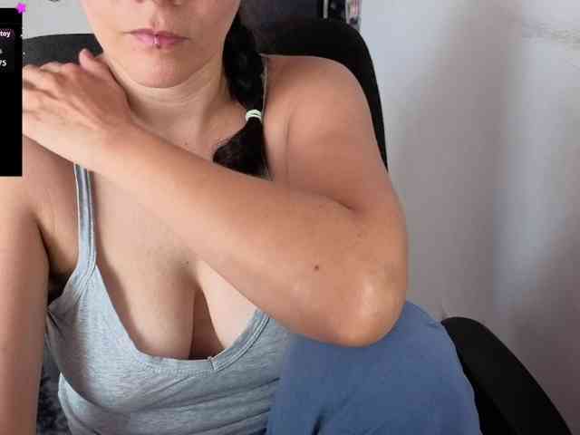 Giselle-moon webcam