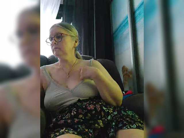 Adiline live cam on BongaCams