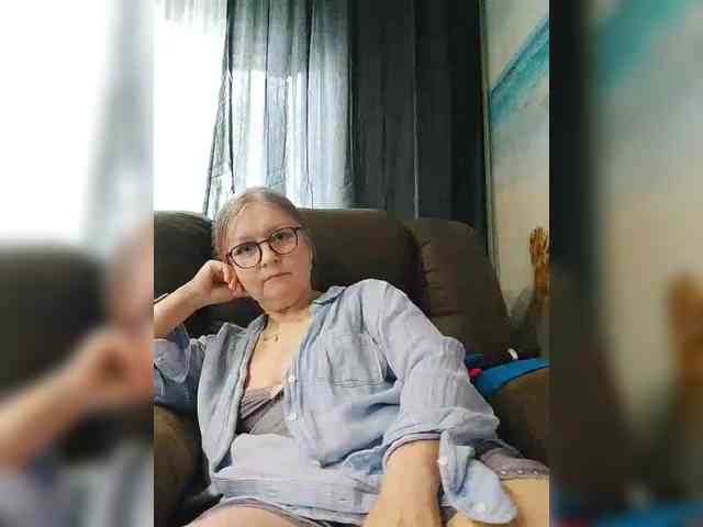 Adiline live female cam on bongacams